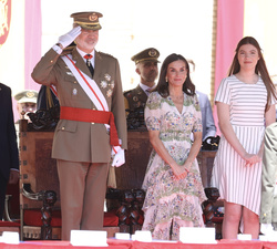 Su Alteza Real la Princesa de Asturias saluda a Don Felipe y Doña Letizia, junto a la Infanta Doña Sofía en la Tribuna Real