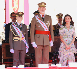 La Familia Real durante el acto, en la Tribuna Real