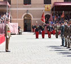 Don Felipe durante la condecoración a los cinco primeros oficiales de la promoción del Cuerpo General del Ejército de Tierra, al número uno del Cuerpo