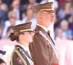 Su Majestad el Rey junto a Su Alteza Real la Princesa de Asturias durante la entrega los reales Despachos