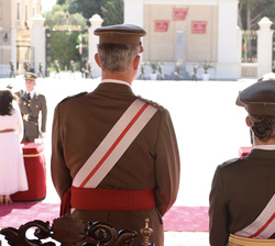 Su Majestad el Rey con Su Alteza Real la Princesa de Asturias durante la entrega los reales Despachos
