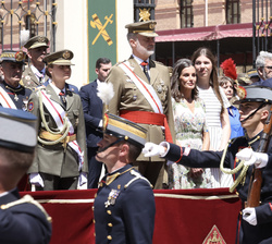 Sus Majestades los Reyes y Sus Altezas Reales la Princesa de Asturias y la Infanta Doña Sofía en la tribuna durante el desfile