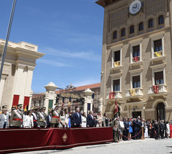 Sus Majestades los Reyes junto a la Princesa de Asturias y la Infanta Doña Sofía durante el desfile militar