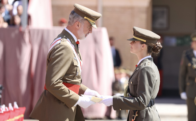 Su Majestad el Rey entrega el nombramiento de dama alférez cadete del Ejercito de Tierra a Su Alteza Real la Princesa de Asturias