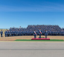 Fotografía de grupo de Su Majestad el Rey junto a los suboficiales de la XXXII promoción de la Escala de Suboficiales del Cuerpo General del Ejército 