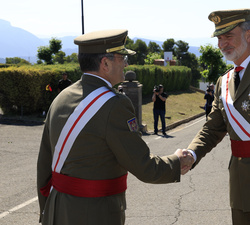Su Majestad el Rey es recibido por el jefe de Estado Mayor del Ejército de Tierra, general de Ejército Amador Fernando Enseñat y Berea