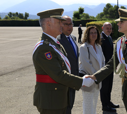 Su Alteza Real la Princesa de Asturias recibe el saludo de las autoridades civiles y militares asistentes al acto