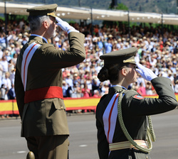 Su Majestad el Rey y Su Alteza Real la Princesa de Asturias durante la interpretación del Himno Nacional