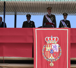 Su Majestad el Rey y Su Alteza Real la Princesa de Asturias en la Tribuna Real