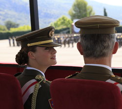 Su Majestad el Rey y Su Alteza Real la Princesa de Asturias en la Tribuna Real durante el acto
