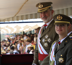 Su Majestad el Rey y Su Alteza Real la Princesa de Asturias durante la entrega de Reales Despachos de Empleo en la Academia General Básica de Subofici