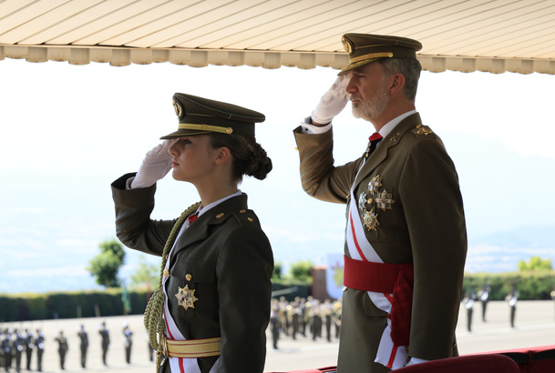 Su Majestad el Rey y Su Alteza Real la Princesa de Asturias en la Tribuna Real durante el izado de la Bandera Nacional