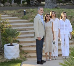 Sus Majestades los Reyes, acompañados de Sus Altezas Reales la Princesa de Asturias y la Infanta Doña Sofía, momentos antes del encuentro con premiado