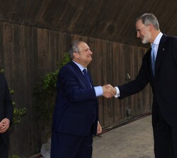 Su Majestad el Rey recibe el saludo del ministro de Industria y Turismo, Jordi Hereu