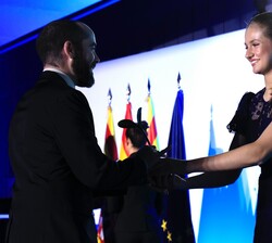 Su Alteza Real la Princesa de Asturias y de Girona entrega el Premio Investigación 2024 a Moisés Expósito