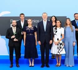 Sus Majestades los Reyes y Sus Altezas Reales la Princesa de Asturias y de Girona y la Infanta doña Sofía junto a los premiados FPdGi 2024