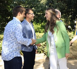 Sus Altezas Reales la Princesa de Asturias y Girona y la Infanta Sofía reciben el saludo de las autoridades a su llegada a los jardines de "Santa
