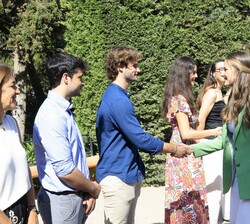 Sus Altezas Reales la Princesa de Asturias y de Girona, y la Infanta Sofía reciben el saludo de los jóvenes que van a participar en el encuentro