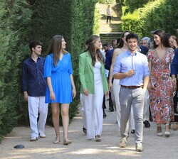 Sus Altezas Reales la Princesa de Asturias y Girona y la Infanta Sofía junto a los participantes al encuentro recorren los Jardines de 
