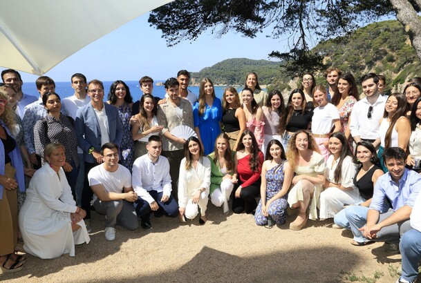 Sus Altezas Reales la Princesa de Asturias y de Girona y la Infanta Sofía junto a los participantes al encuentro con los jóvenes de los Programas de la Fundación Princesa de Girona