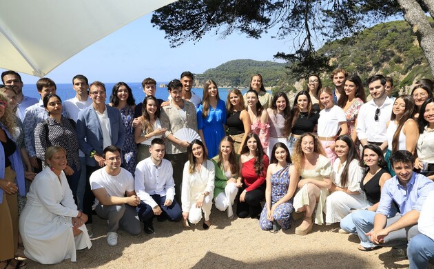Sus Altezas Reales la Princesa de Asturias y de Girona y la Infanta Sofía junto a los participantes al encuentro con los jóvenes de los Programas de l