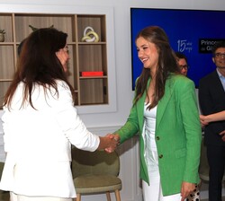 Sus Altezas Reales la Princesa de Asturias y de Girona, y la Infanta Sofía reciben el saludo de los asistentes a la presentación del informe