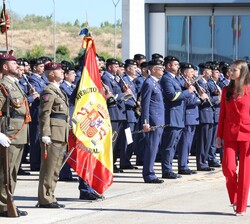 S.A.R. la Princesa de Asturias pasa revista a un piquete de honor