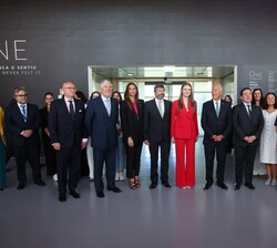 Fotografía de grupo en el Oceanário de Lisboa de Su Alteza Real la Princesa de Asturias junto al Presidente de la República portuguesa, Su Excelencia 