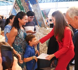 Doña Leonor recibe un dibujo por parte de un niño que la esperaba a su salida del Oceanário de Lisboa