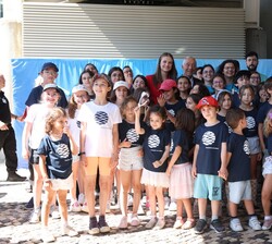 Su Alteza Real junto a un grupo de niños en el exterior del Oceanário de Lisboa, acompañada en todo momento por el Presidente de la República Portugue