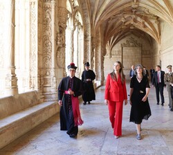 S.A.R. la Princesa de Asturias recorre el claustro del Monasterio de los Jerónimos