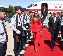 S.A.R. la Princesa de Asturias pasa por el Cordón de Honor acompañada por el Presidente de la República Portuguesa, Su Excelencia Marcelo Rebelo de Sousa