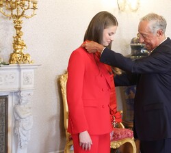 El Presidente de la República portuguesa, Su Excelencia Marcelo Rebelo de Sousa, impone a Su Alteza Real la Princesa de Asturias la Gran Cruz de la Or
