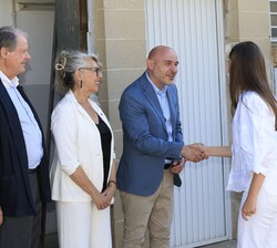 Sus Altezas Reales la Princesa de Asturias y la Infanta Doña Sofía recibidas a su llegada por el delegado del Gobierno en Cataluña, Carlos Prieto