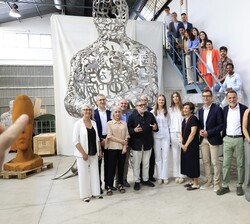 Sus Altezas Reales la Princesa de Asturias y la Infanta Doña Sofía con el artista plástico, Jaume Plensa, su mujer y las autoridades presentes en la visita