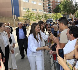 Doña Leonor y Doña Sofía saludan a las personas congregadas a su salida de la visita al Taller del artista plástico, Jaume Plensa