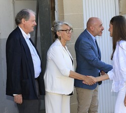 Sus Altezas Reales la Princesa de Asturias y la Infanta Doña Sofía recibidas a su llegada por la alcaldesa de Sant Feliú de Llobregat, Lourdes Borrell
