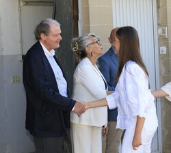 Sus Altezas Reales la Princesa de Asturias y la Infanta Doña Sofía recibidas a su llegada por el presidente de la Fundación Princesa de Girona, Franci