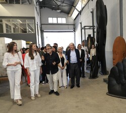 Doña Leonor y Doña Sofía visitan el Taller del artista plástico, Jaume Plensa