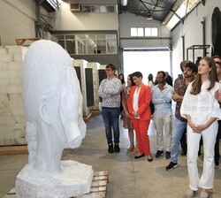 Doña Leonor y Doña Sofía contemplan una de las obras del artista plástico, Jaume Plensa