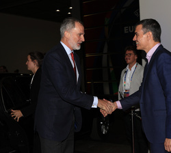 Su Majestad el Rey recibe el saludo del presidente del gobierno, Pedro Sánchez