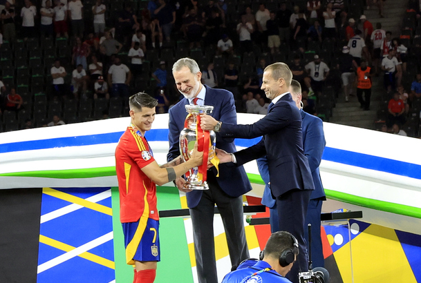 Su Majestad el Rey entrega la copa de campeón de la UEFA EURO 2024 al capitán de la selección española , Álvaro Morata