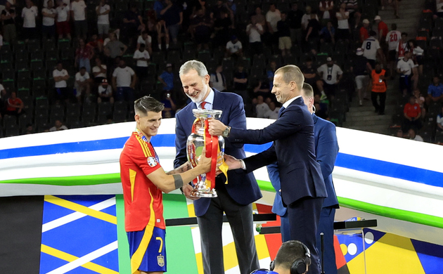 Su Majestad el Rey entrega la copa de campeón de la UEFA EURO 2024 al capitán de la selección española , Álvaro Morata