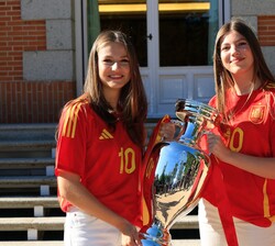 la Princesa de Asturias y la Infanta Doña Sofía con la copa de la "UEFA EURO 2024"