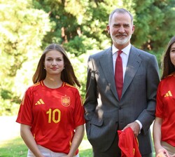Su Majestad el Rey junto a la Princesa de Asturias y la Infanta Doña Sofía durante la audiencia a la selección nacional de fútbol campeona de la "