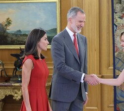 Sus Majestades los Reyes reciben el saludo de la ministra de Educación, Formación Profesional y Deportes, María del Pilar Alegría Continente