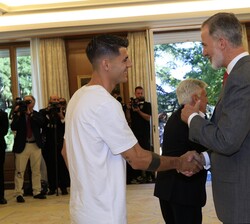 Su Majestad el Rey recibe el saludo de Morata, capitán de la selección española