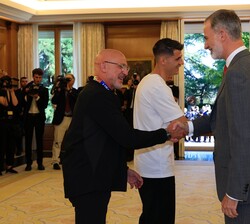 Su Majestad el Rey recibe el saludo del entrenador de la selección española de fútbol, Lusi de la Fuente Castillo