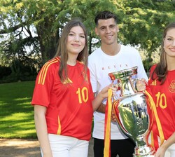 Sus Altezas Reales la Princesa de Asturias y la Infanta Doña Sofía con la copa de la "UEFA EURO 2024" y el capitán de la seleccion española