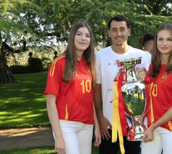 La Princesa de Asturias y la Infanta Doña Sofía junto a Mikel Oyarzabal, autor del gol que hizo campeona a la seleccion española de fútbol